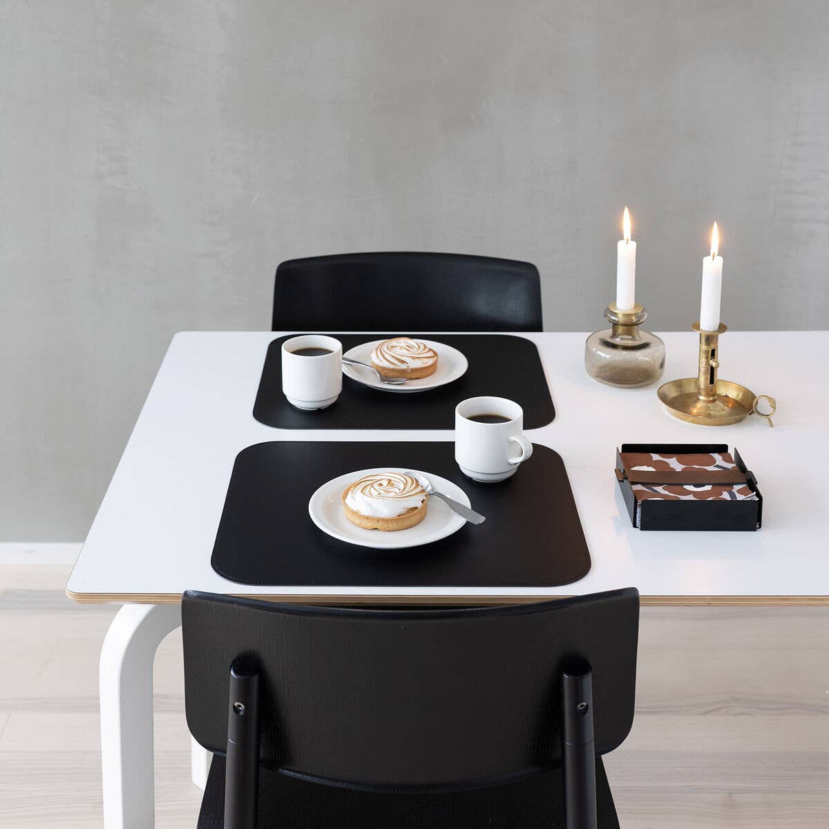 Servethouder – Staal met Leren Detail (Zwart)