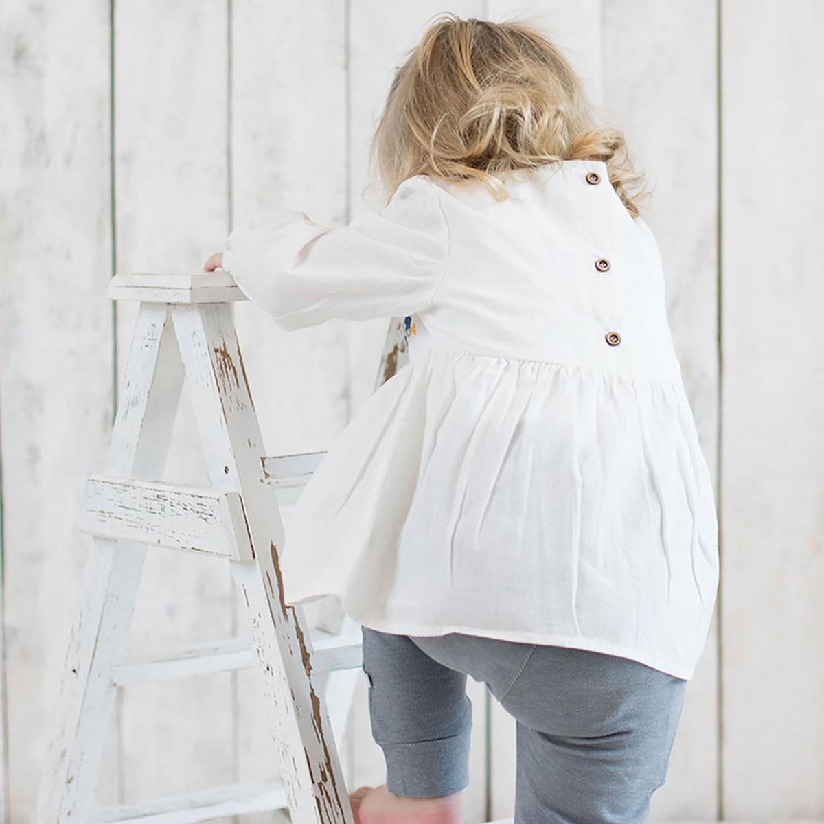 Biologische Vual Babymeisjestuniek met Borduursel – Wit