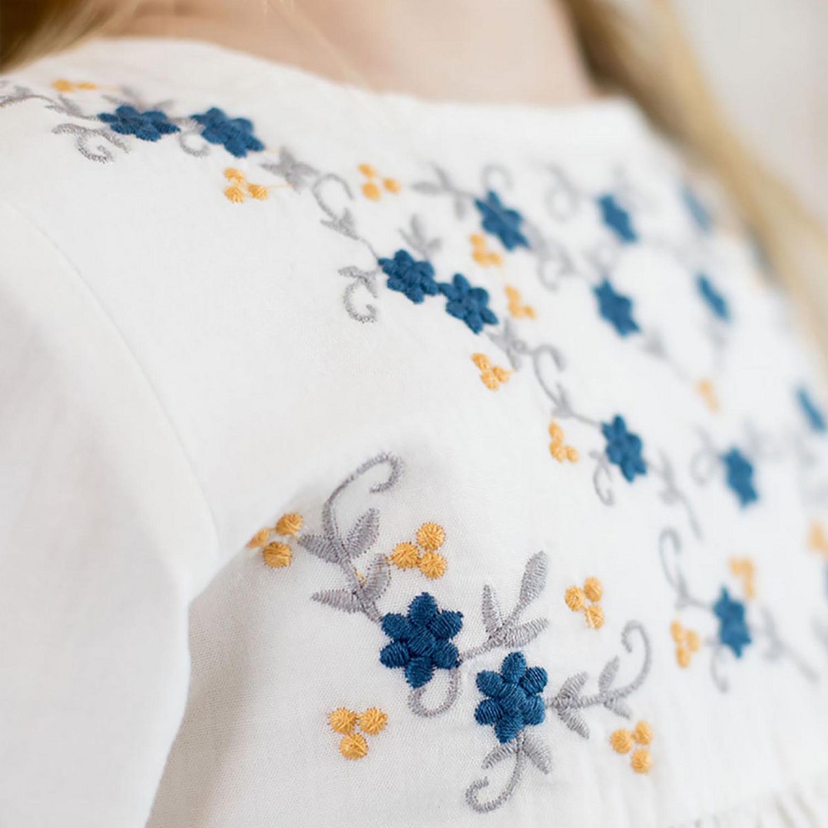 Biologische Vual Babymeisjestuniek met Borduursel – Wit