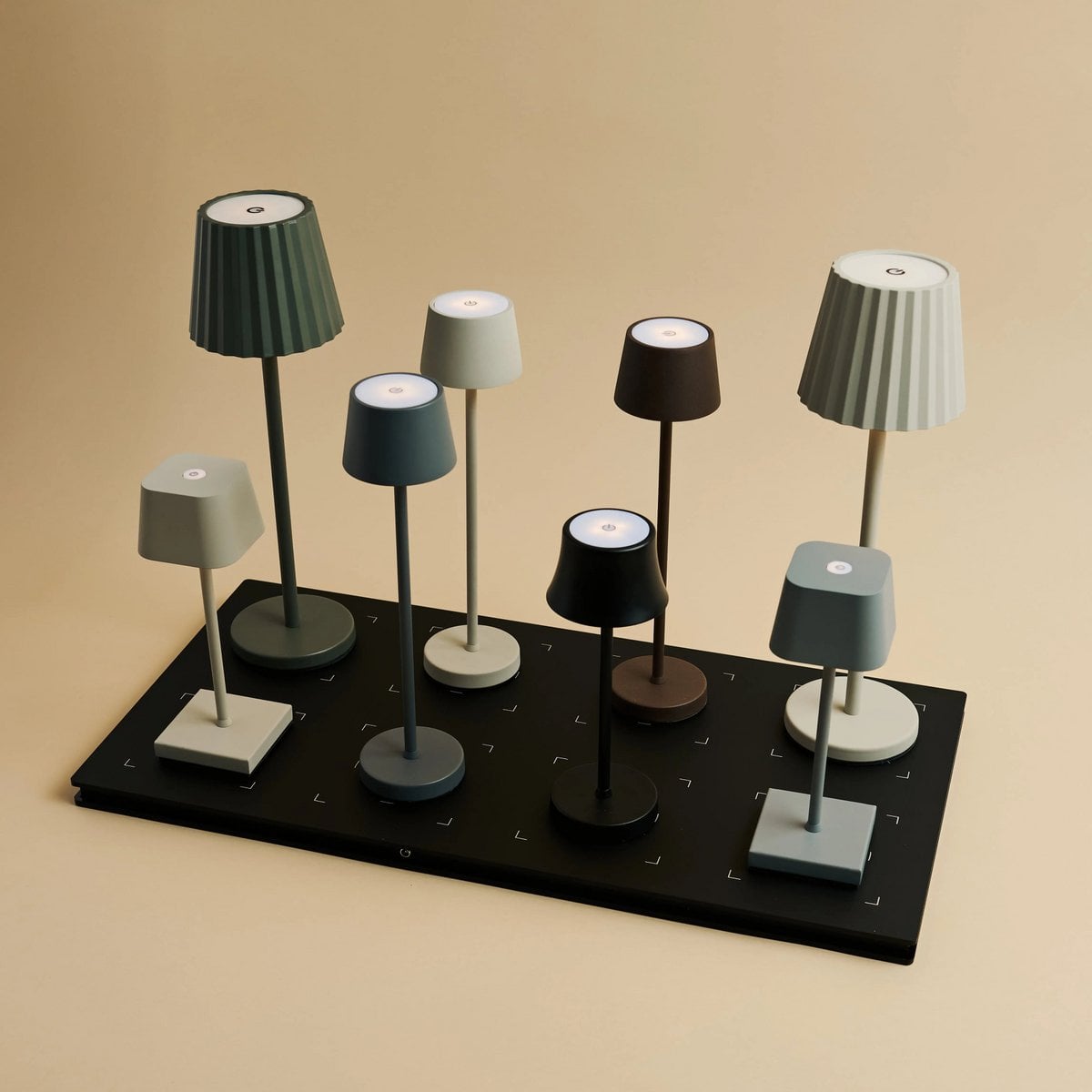 Professionele Combiset – 8 Grijze Tafellampen met Oplaadstation