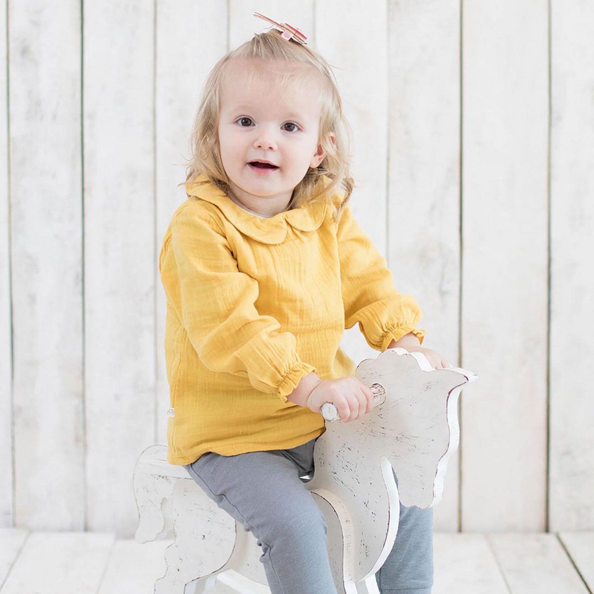 Biologische Mousseline Bodyblouse met Peter Pan-kraag – Mosterdgeel