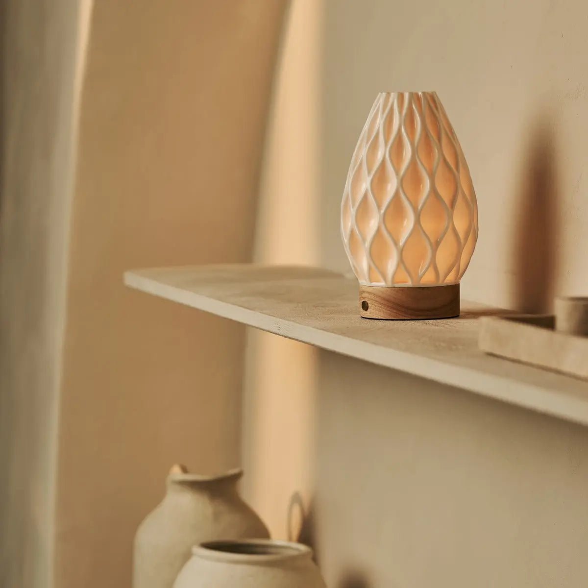 Vela Lichtbruine Oplaadbare Tafellamp – 3D-geprint porselein & warm hout