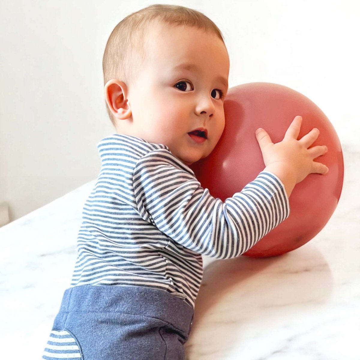 Biologische babyromper met lange mouwen – indigo gestreept