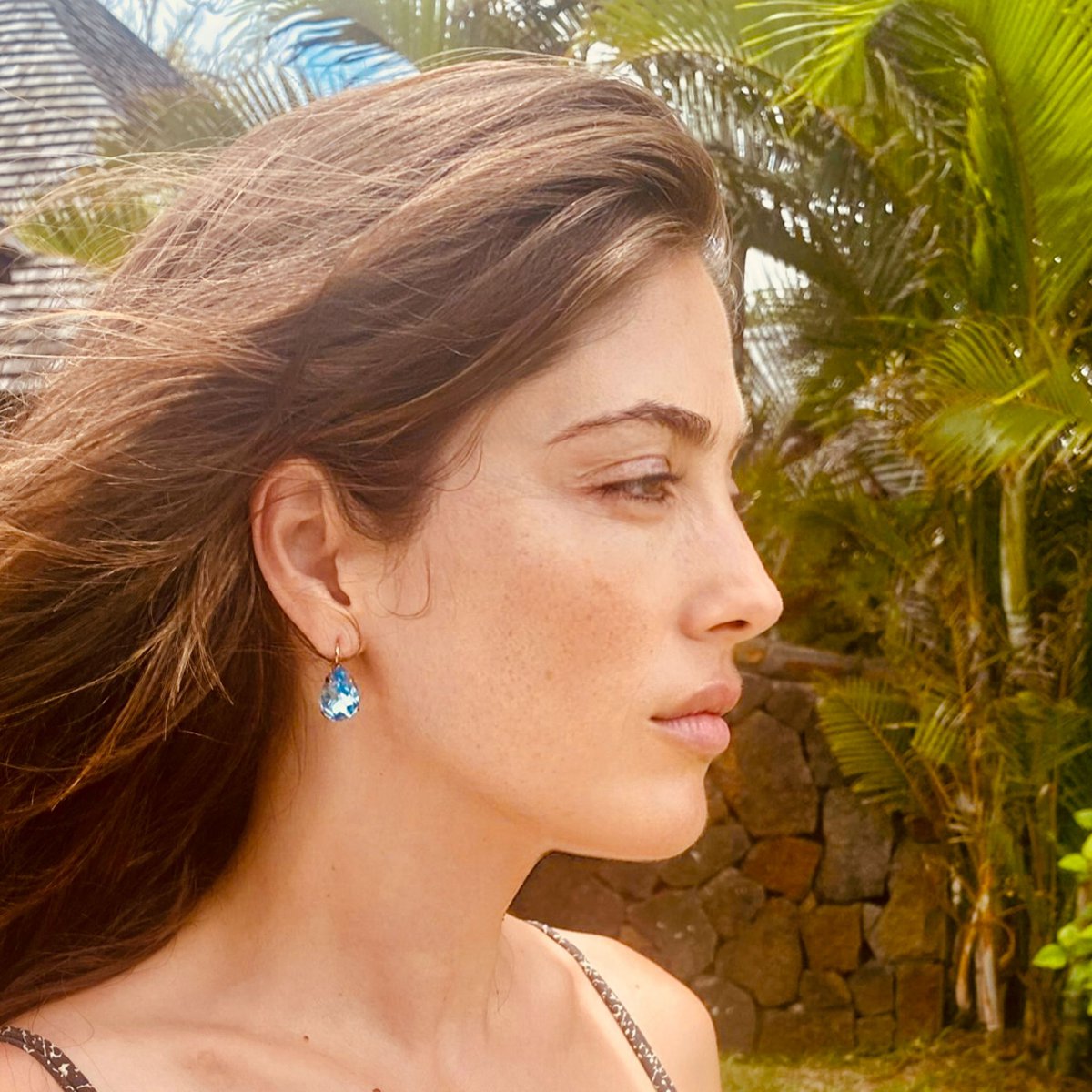 Lacrima Light Sapphire oorhangers – goud & blauw