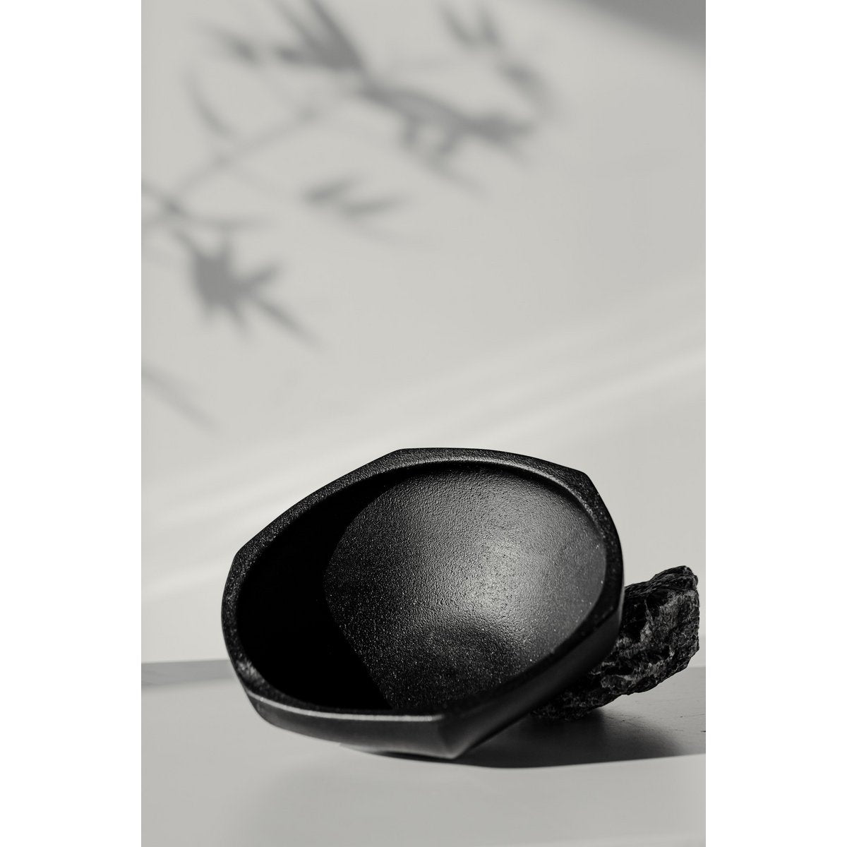 Designkom KUNYU 22 – Zwart | Geometrische Perfectie & Tactiel Design