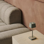 Sarphati Mini Schaduwgrijs Snoerloze Tafellamp | Oplaadbaar via laadstation & 3 lichtmodi