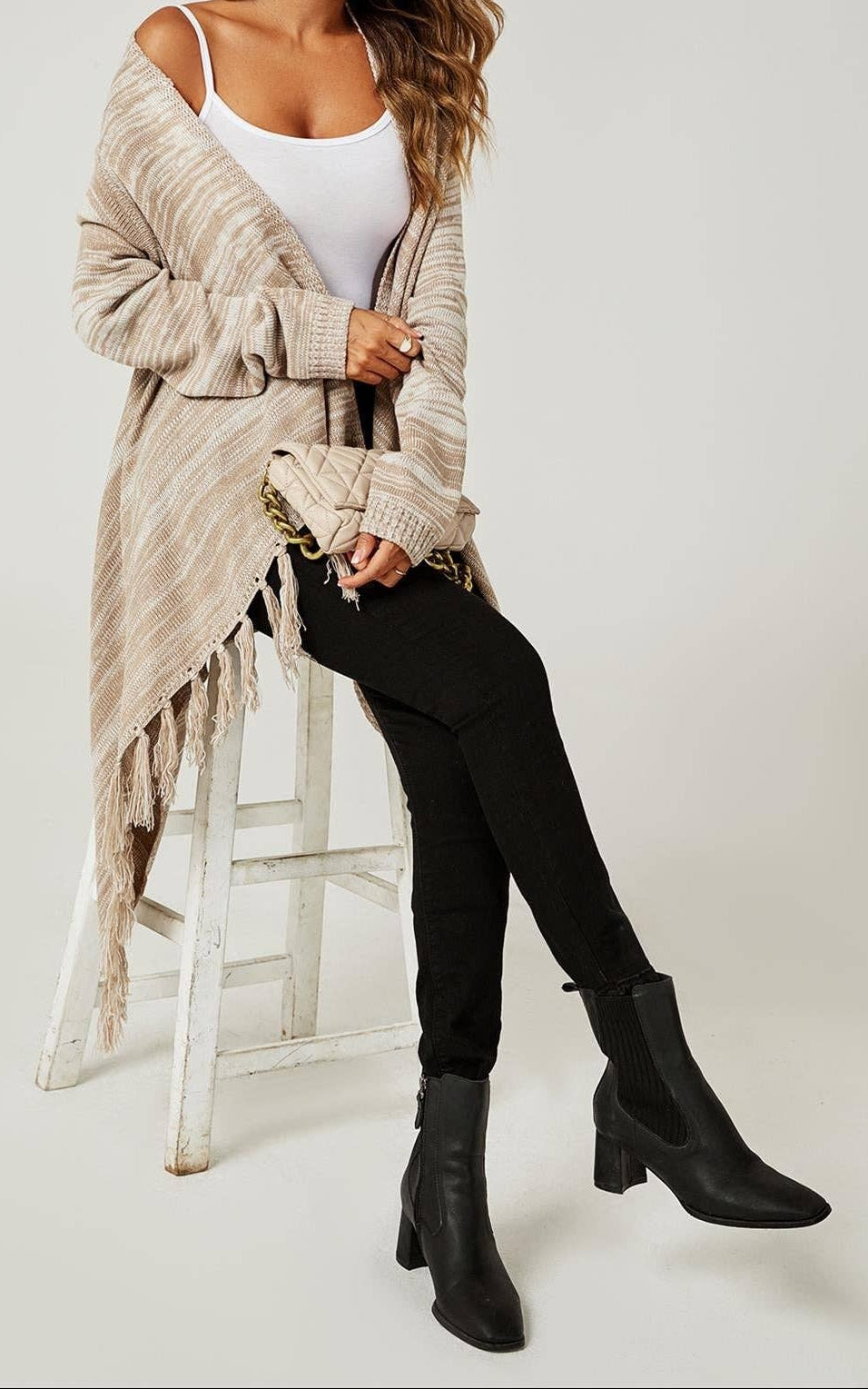 Luxe gebreid damesvest met franjes en knoopdetail – Taupe & beige