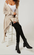 Luxe gebreid damesvest met franjes en knoopdetail – Taupe & beige