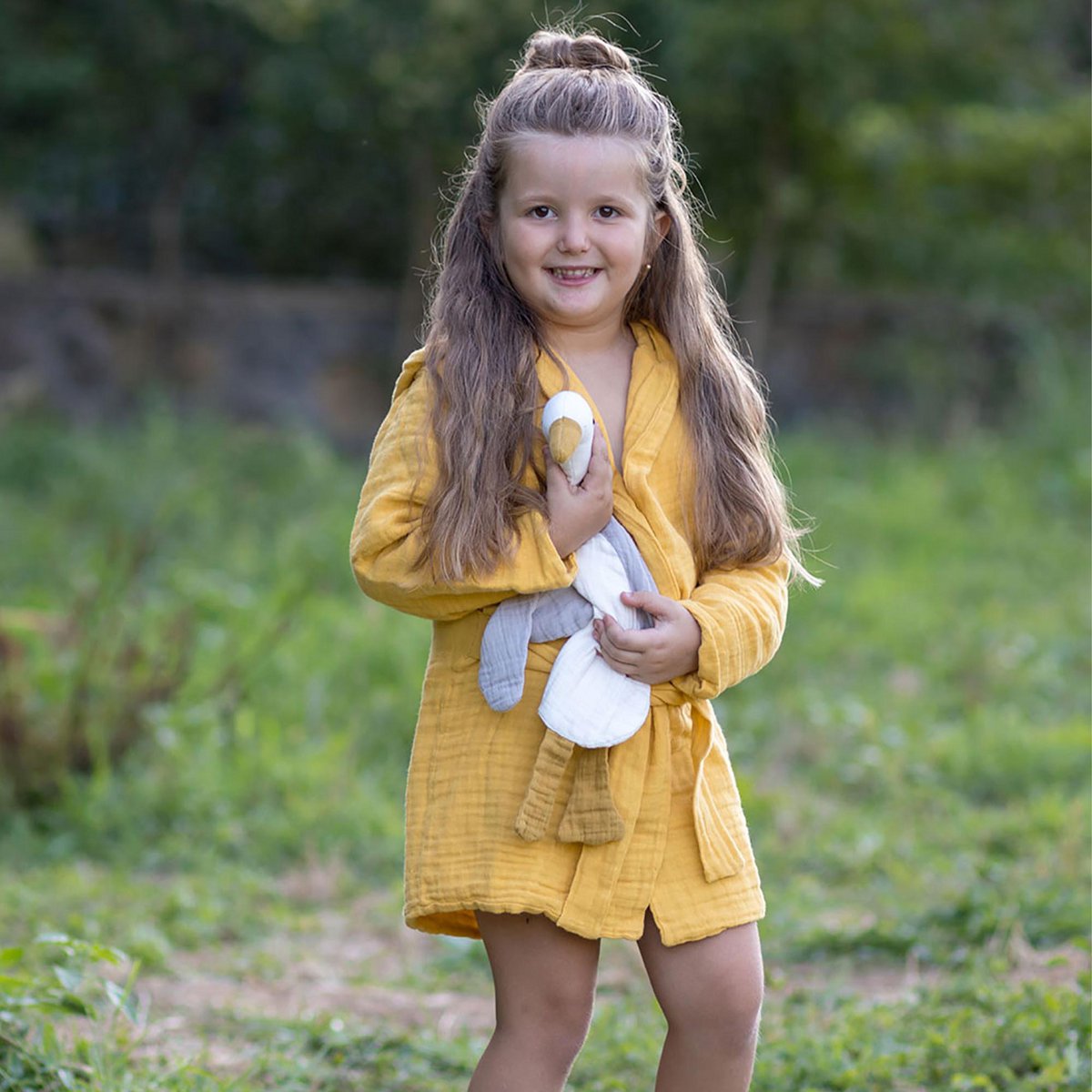 Biologische mousseline kinderbadjas met capuchon – mosterd (3–4 jaar)