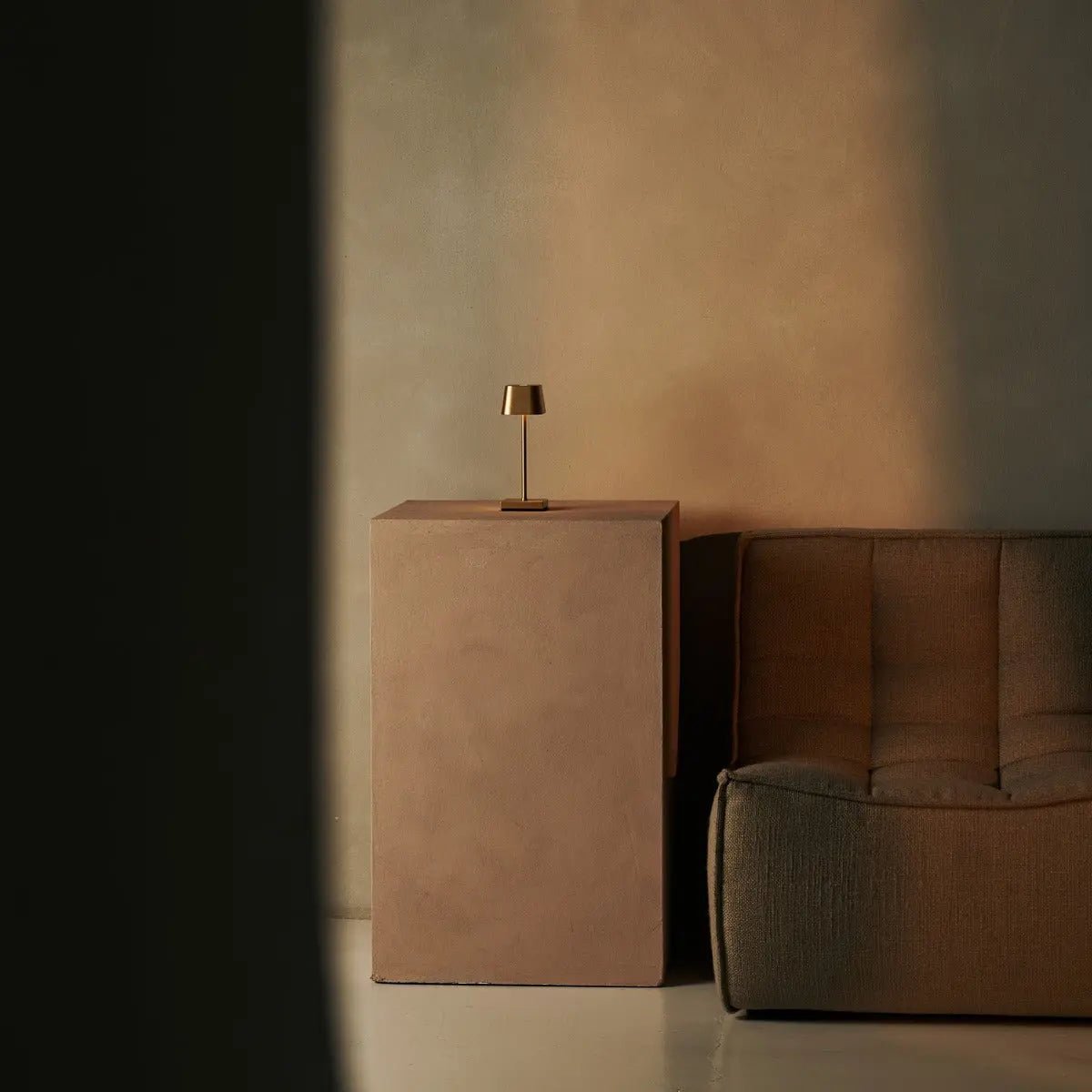 Professionele Combiset – 8 Gouden Tafellampen met Oplaadstation