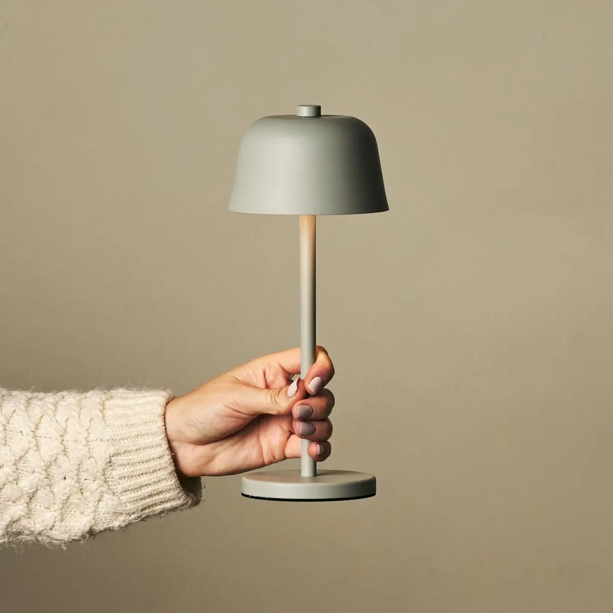 Anton Shadow Gray Oplaadbare Tafellamp – Tijdloos en draadloos design