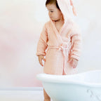 Biologische mousseline badjas met capuchon – zalm (1–2 jaar)