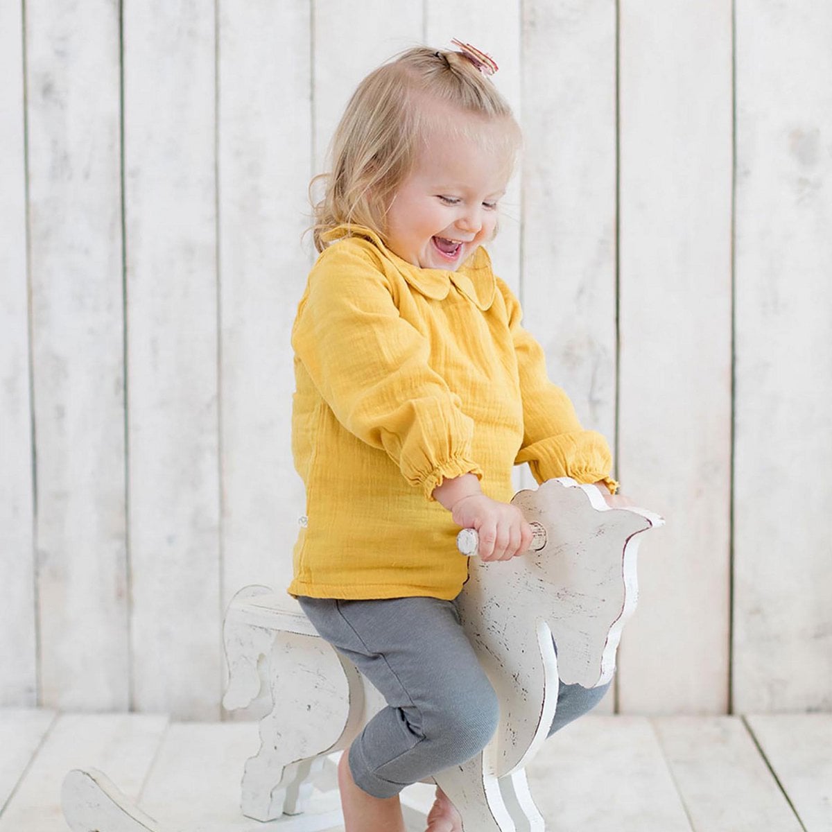 Biologische Mousseline Bodyblouse met Peter Pan-kraag – Mosterdgeel