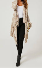 Luxe gebreid damesvest met franjes en knoopdetail – Taupe & beige