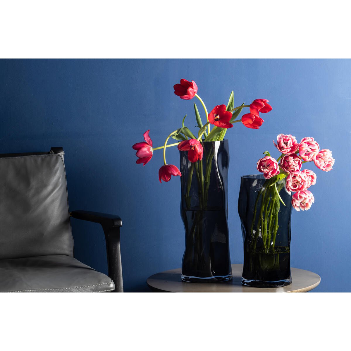 Hoge Cilindrische Vaas ABUJA 30 – Donkergrijs | Robuust & Natuurlijk Design