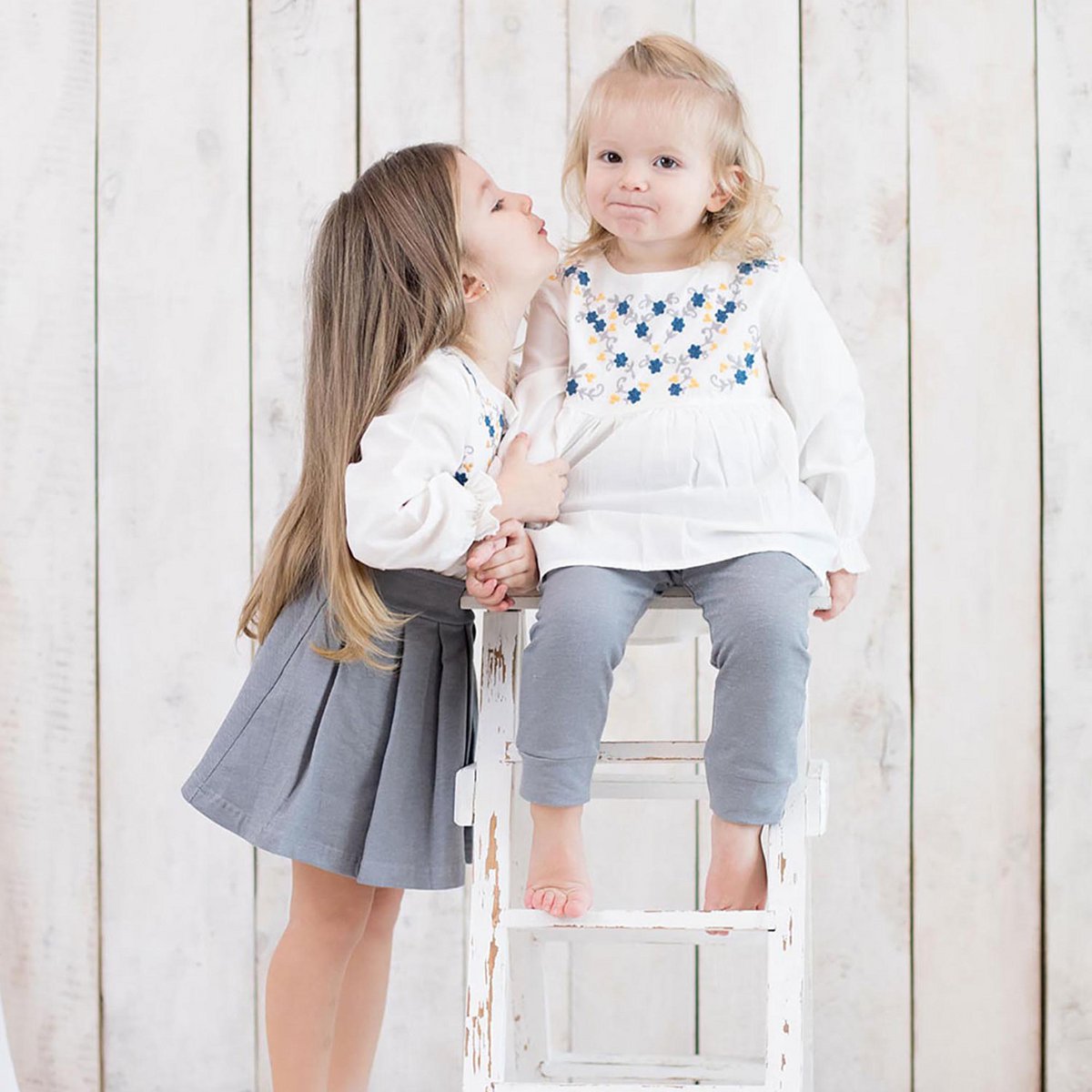 Biologische Vual Babymeisjestuniek met Borduursel – Wit