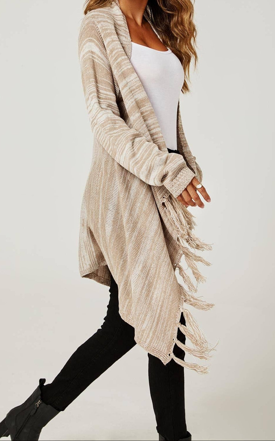 Luxe gebreid damesvest met franjes en knoopdetail – Taupe & beige