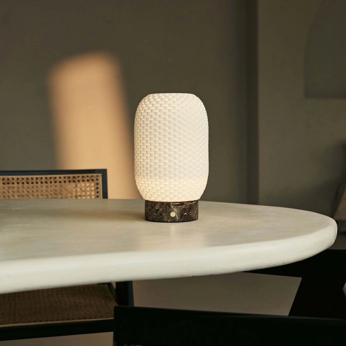 Aurora Donkerbruin Marmeren Snoerloze Tafellamp | 3D-geprint porselein, dimbaar & tot 100 uur batterijduur