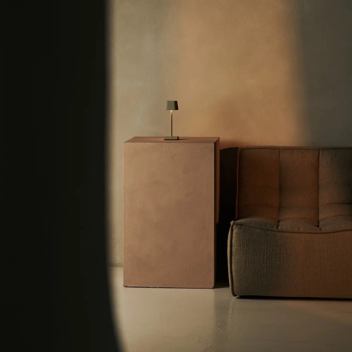 Sarphati Mini Schaduwgrijs Snoerloze Tafellamp | Oplaadbaar via laadstation & 3 lichtmodi