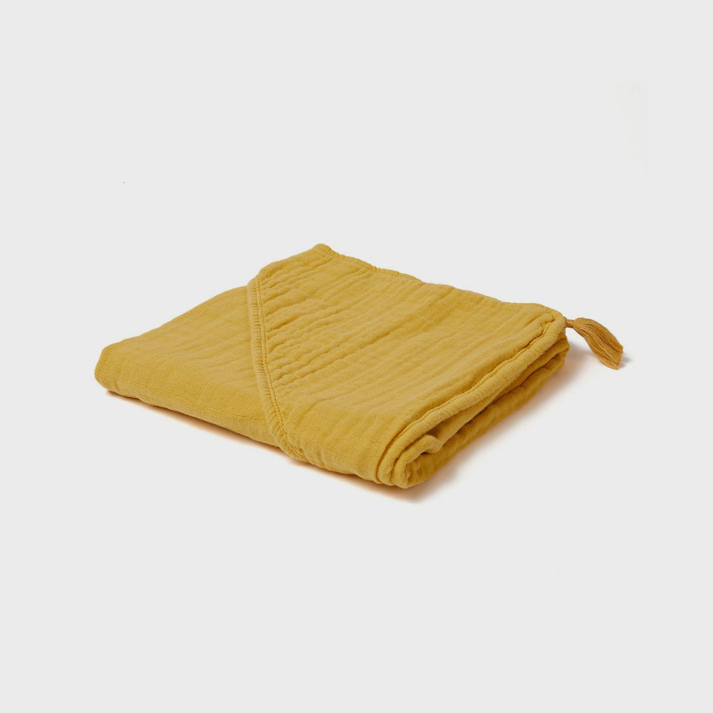 Biologische mousseline babyhanddoek met capuchon – mosterd