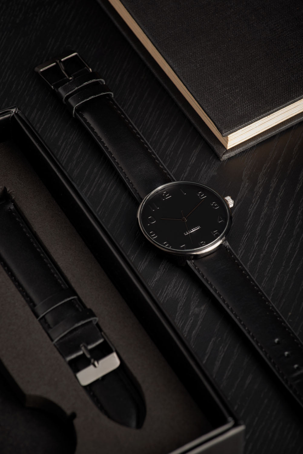 Strakke herenhorloge van Karlsson - Mr. Black Steel – Tijdloos minimalisme