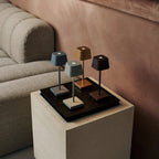 Sarphati Mini Schaduwgrijs Snoerloze Tafellamp | Oplaadbaar via laadstation & 3 lichtmodi