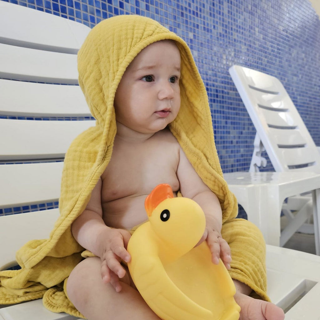 Biologische mousseline babyhanddoek met capuchon – mosterd