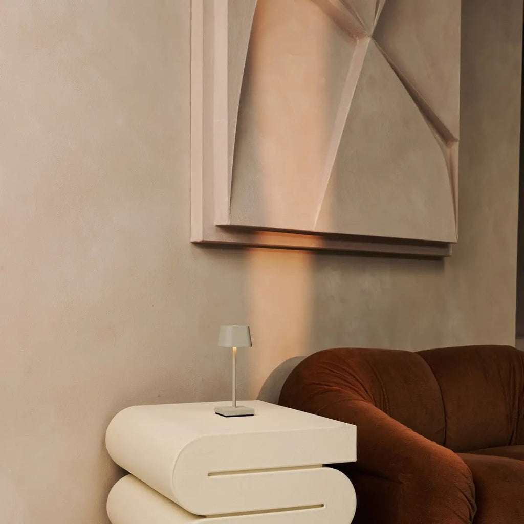 Sarphati Mini Schaduwgrijs Snoerloze Tafellamp | Oplaadbaar via laadstation & 3 lichtmodi