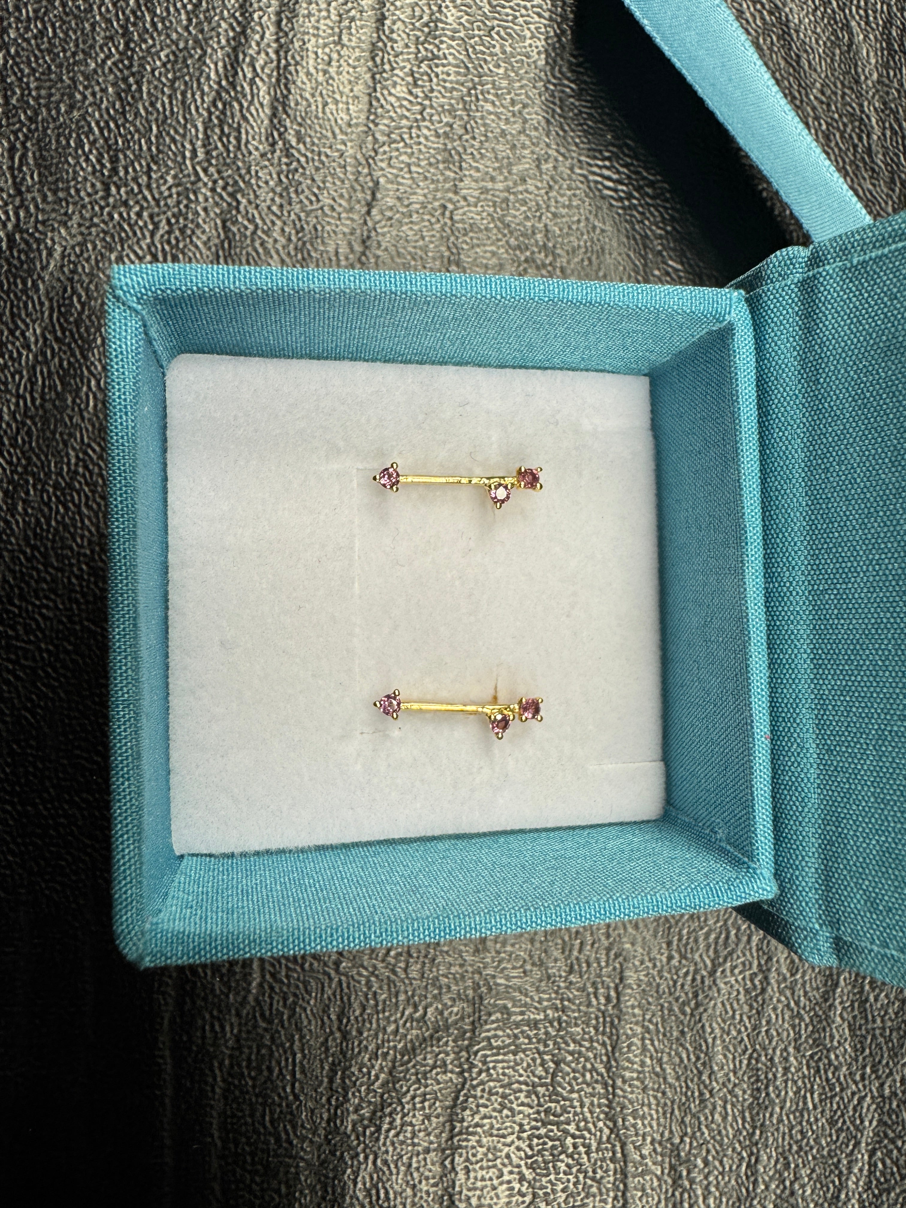 Pashupati oorbellen – Verguld zilver met granaat rhodoliet