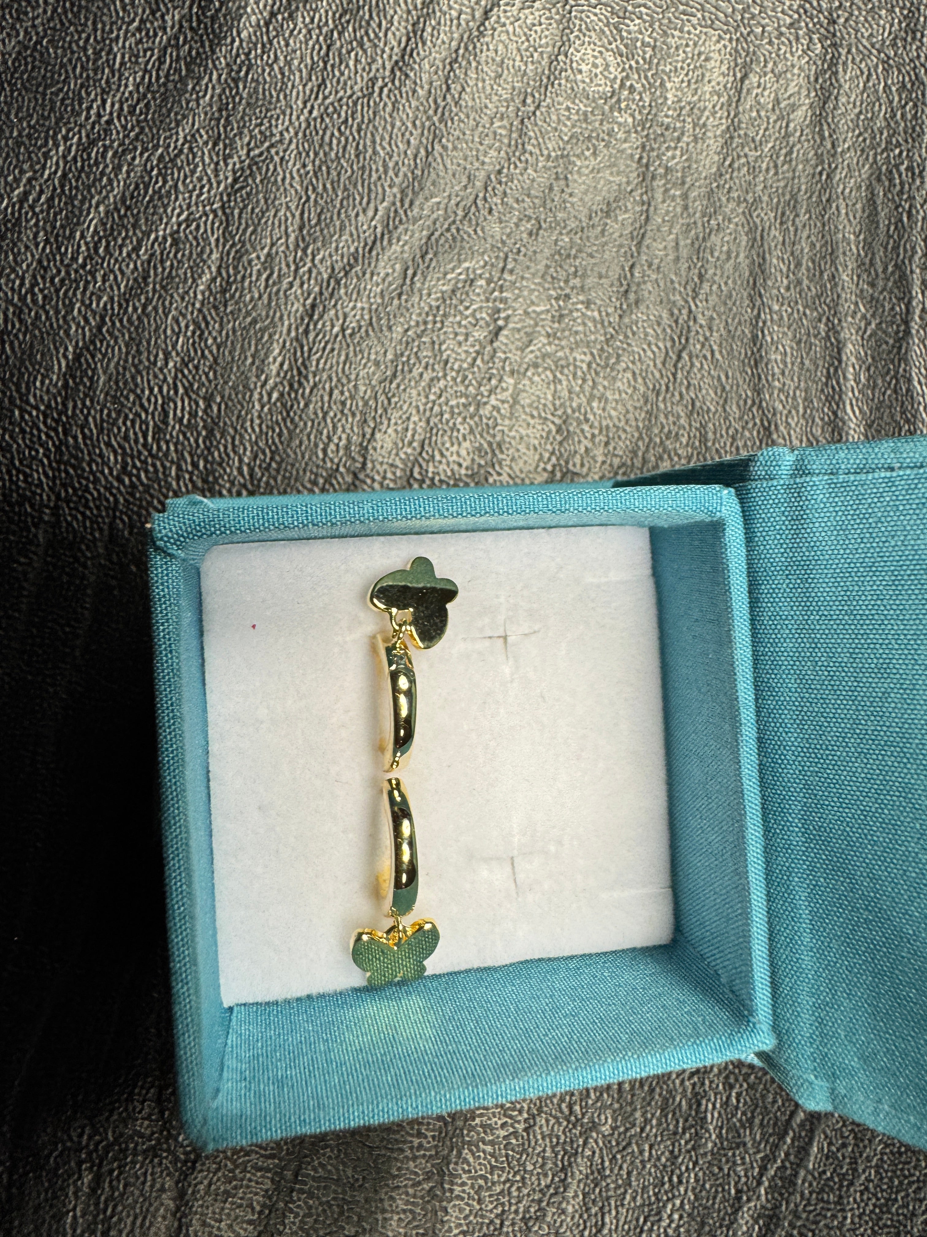 Vergulde vlinder oorbellen – Creolen in zilver met goudvergulding