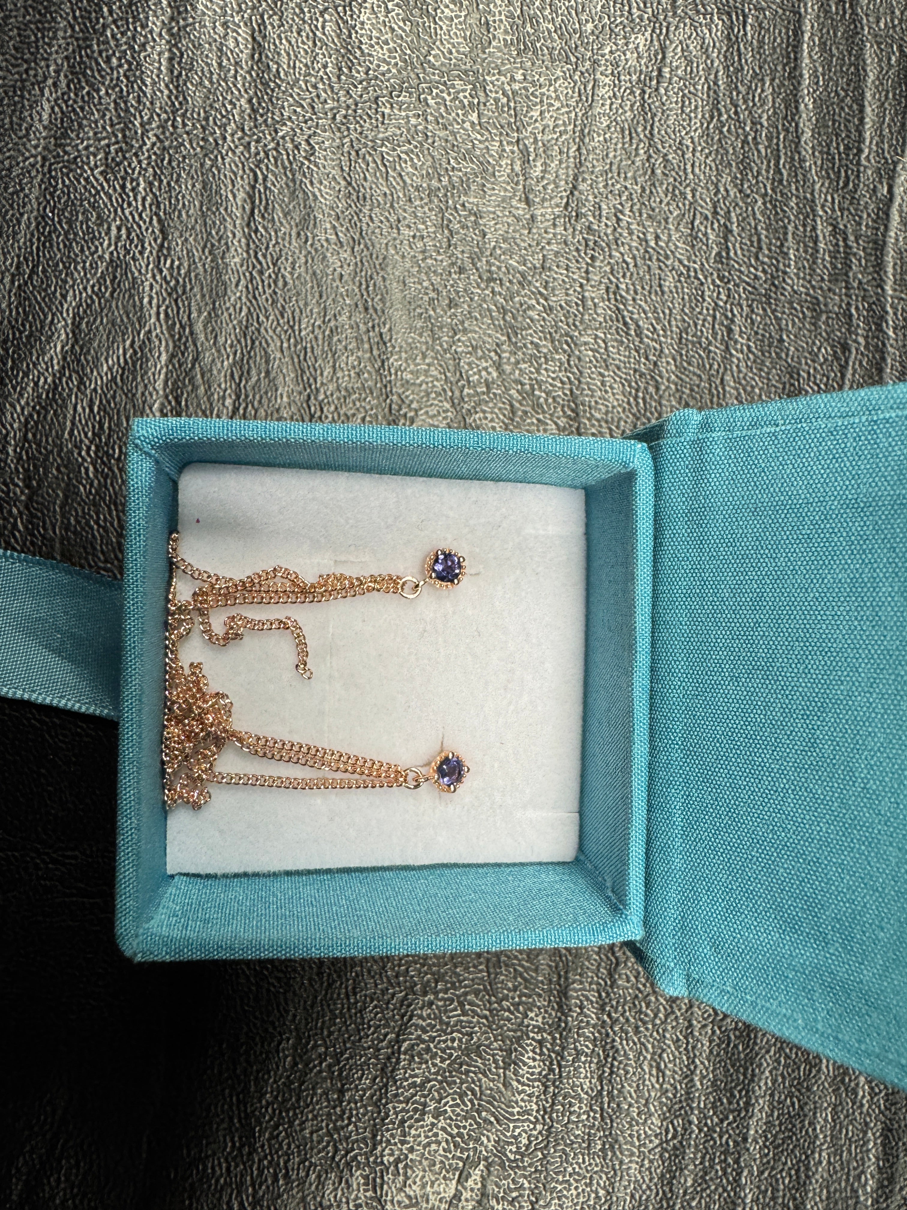 Agni oorbellen – Roséverguld zilver met ioliet (halfedelsteen)