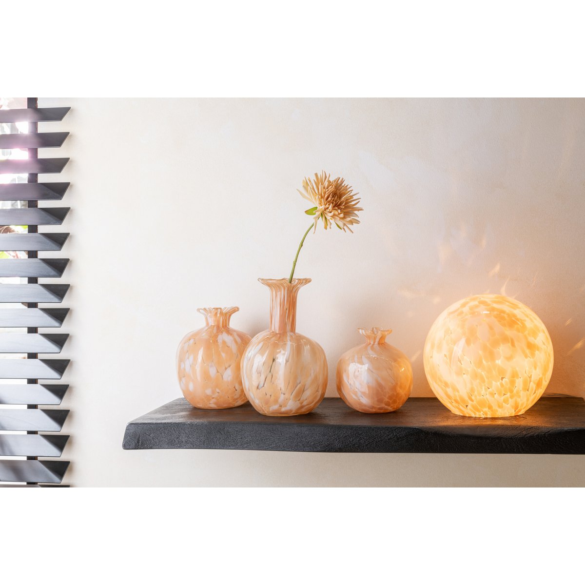 Tafellamp Melissa Rond van J-Line – Glas – Beige – Large (Ø29 cm)