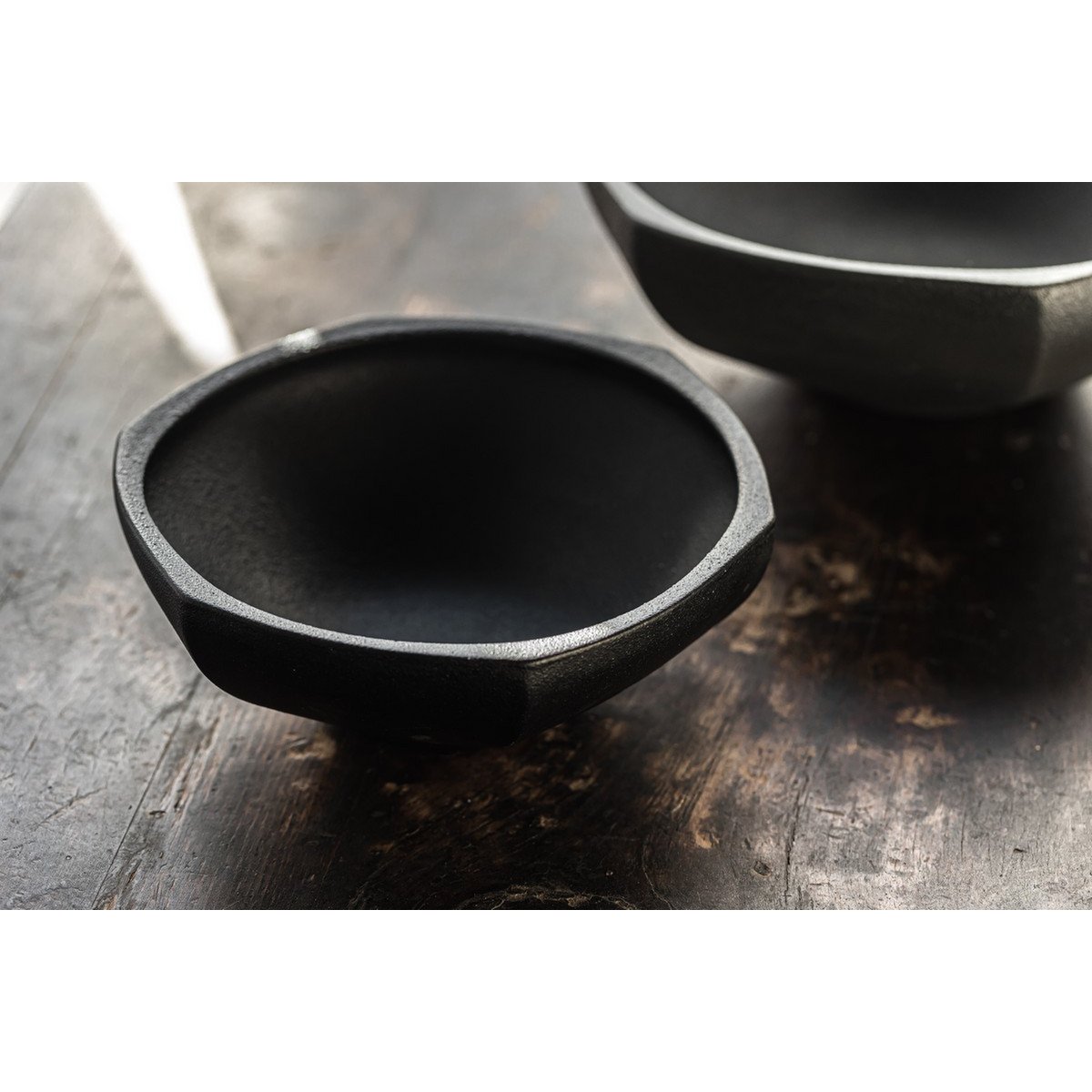 Designkom KUNYU 22 – Zwart | Geometrische Perfectie & Tactiel Design