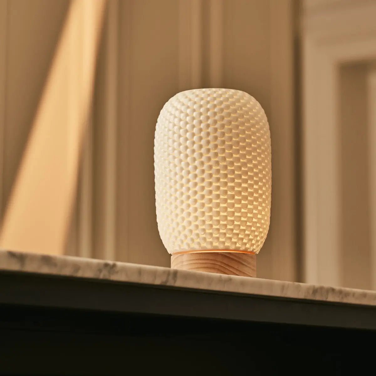 Aurora Lichtbruine Houten Snoerloze Tafellamp | 3D-geprint porselein, dimbaar & tot 100 uur batterijduur