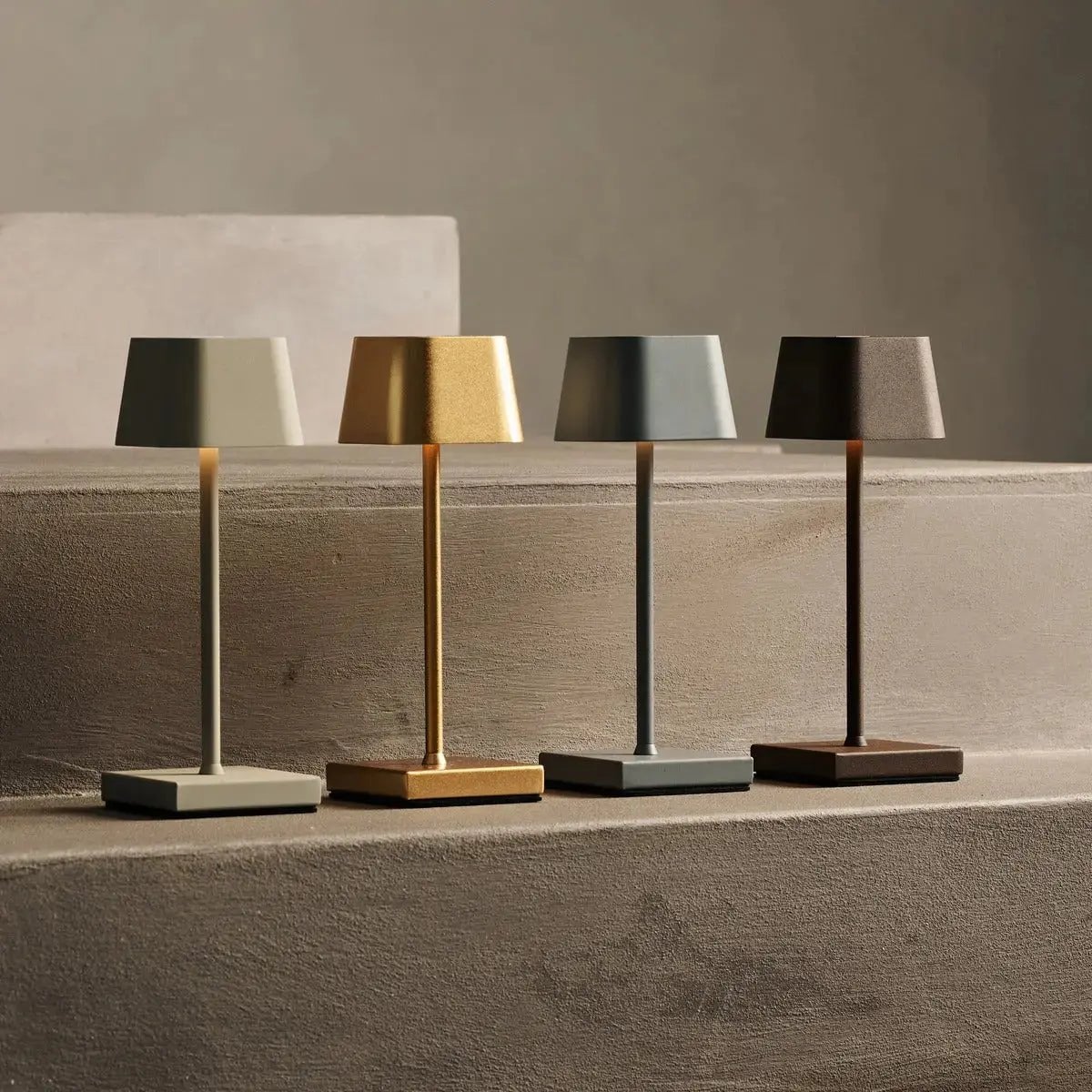 Professionele Combiset – 8 Gouden Tafellampen met Oplaadstation