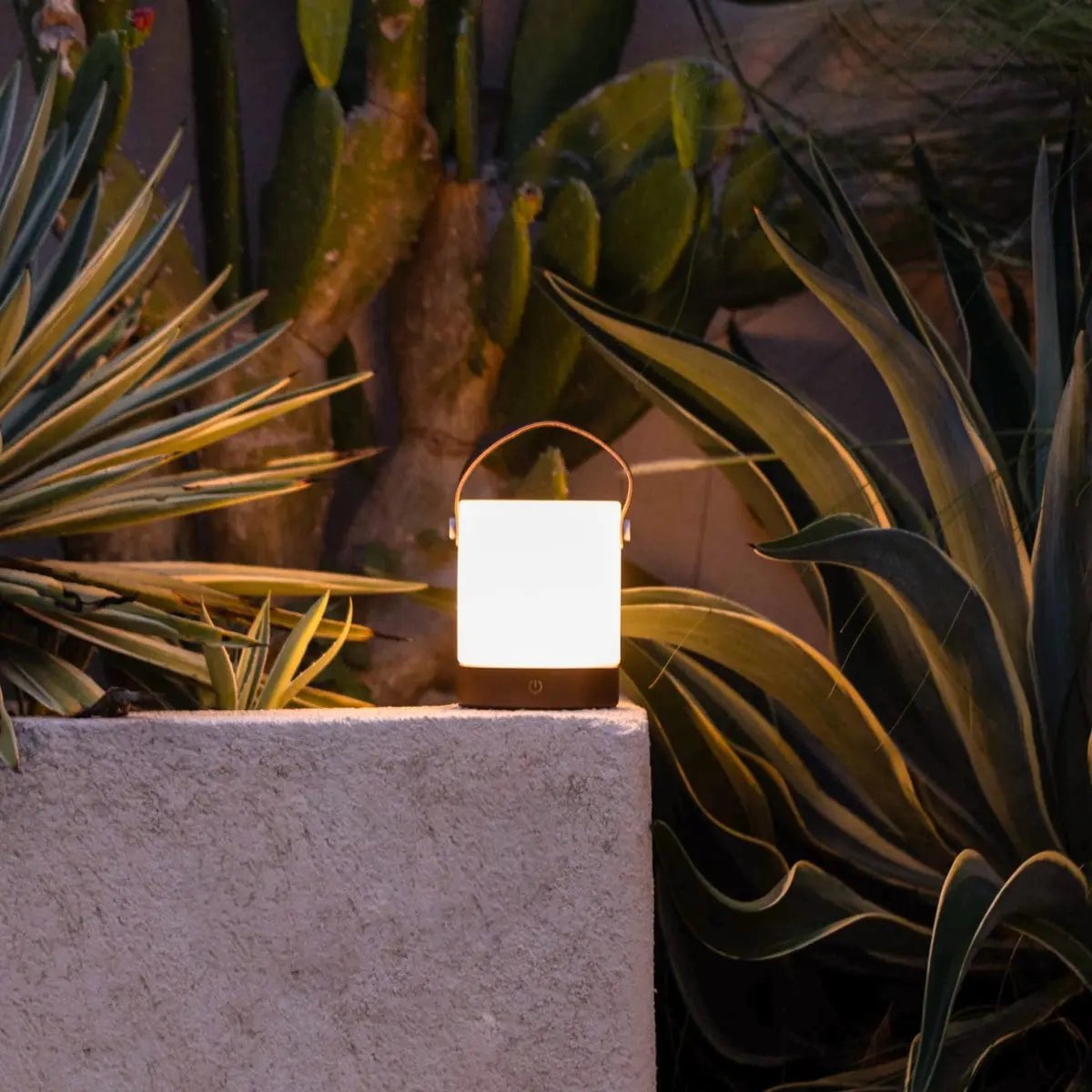 Avery Donkerbruine Oplaadbare Houten Tafellamp | Leren band, draadloos & dimbaar