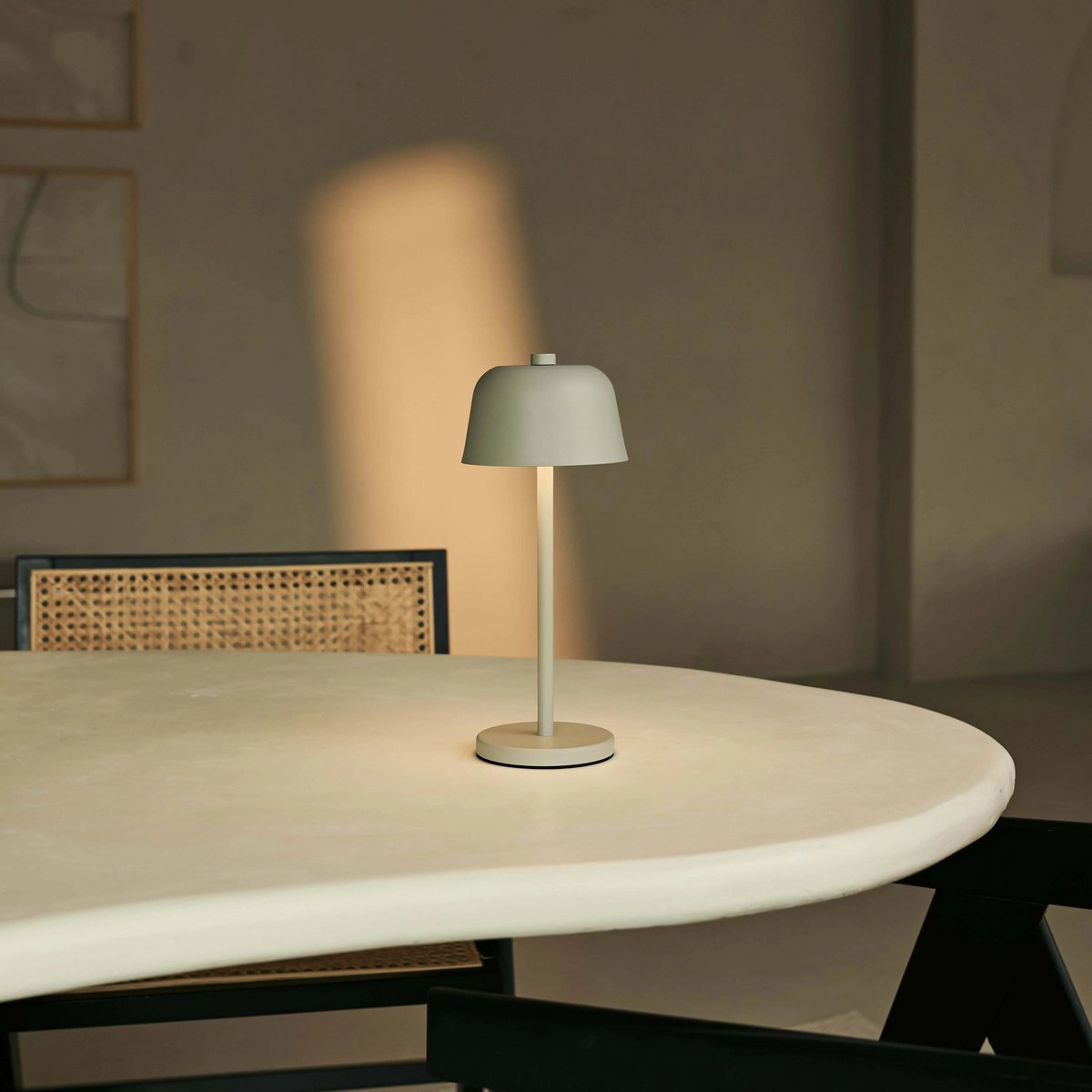 Anton Shadow Gray Oplaadbare Tafellamp – Tijdloos en draadloos design