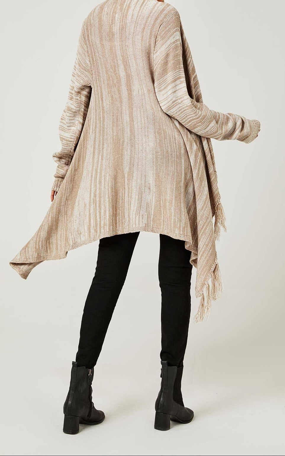 Luxe gebreid damesvest met franjes en knoopdetail – Taupe & beige