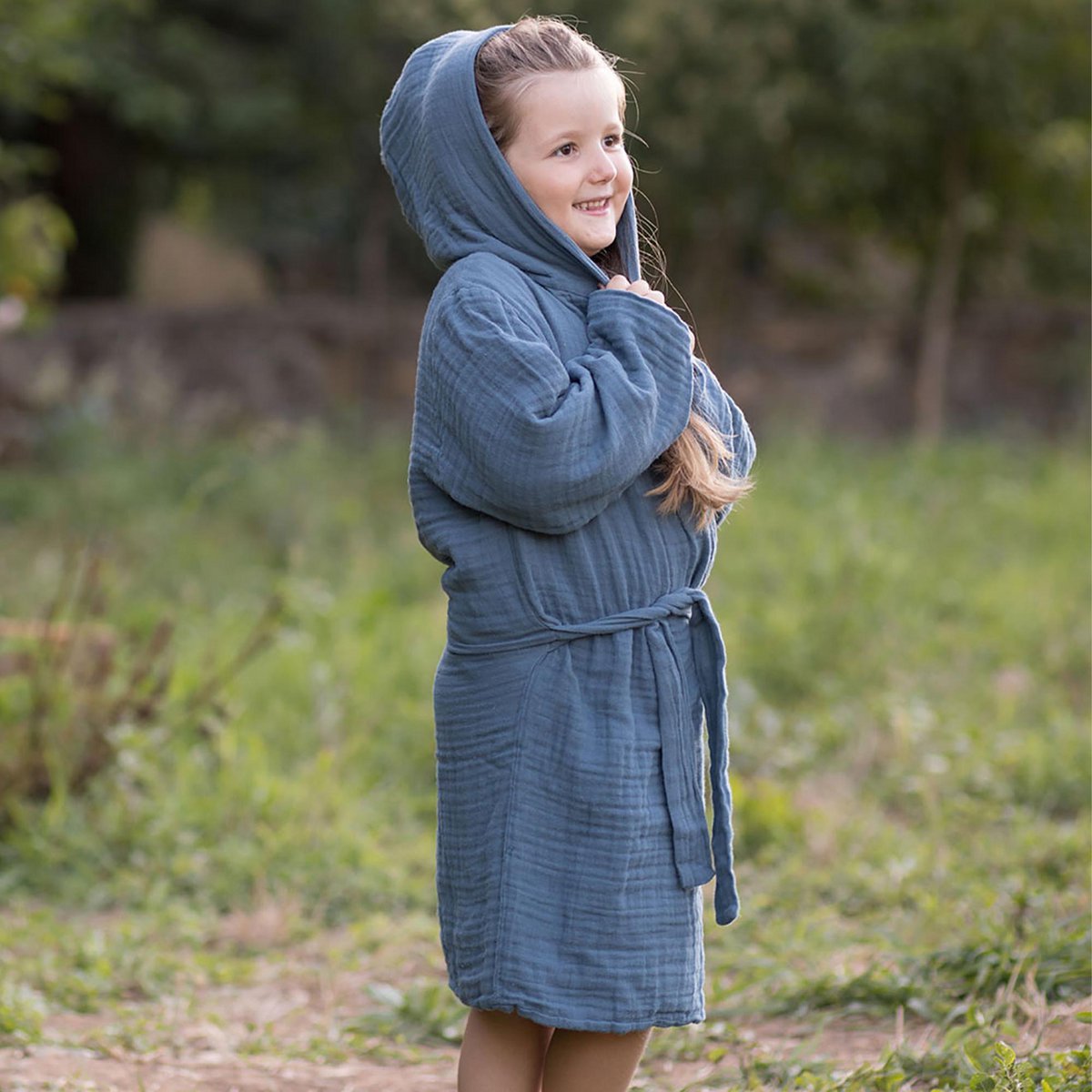 Biologische mousseline kinderbadjas met capuchon – indigo (7–8 jaar)