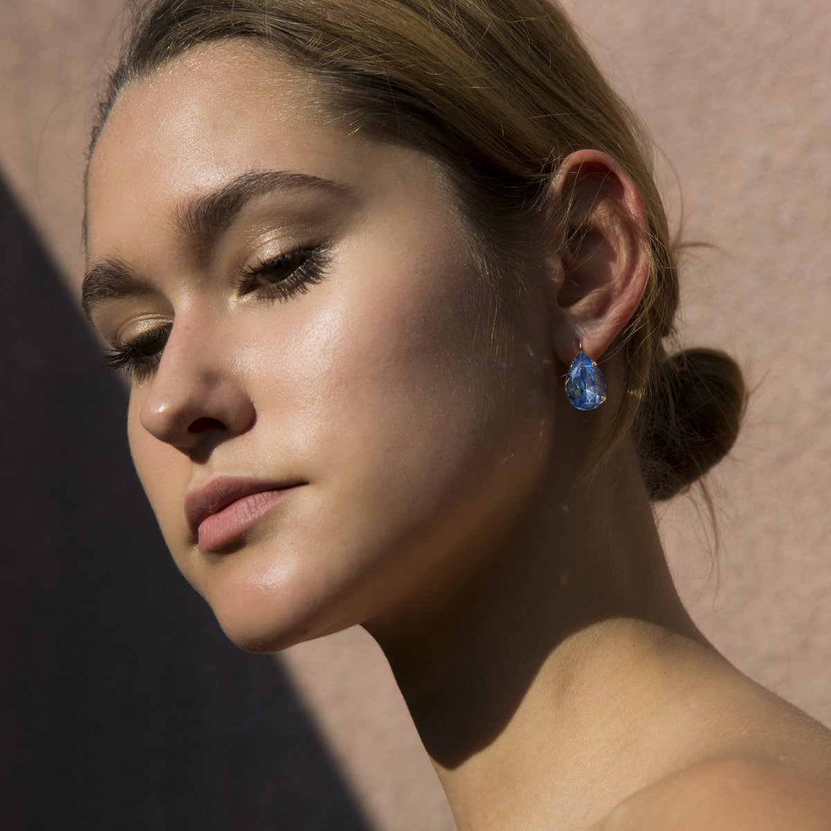 Lacrima Light Sapphire oorhangers – goud & blauw