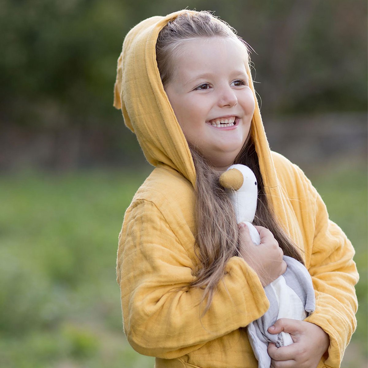 Biologische mousseline kinderbadjas met capuchon – mosterd (3–4 jaar)