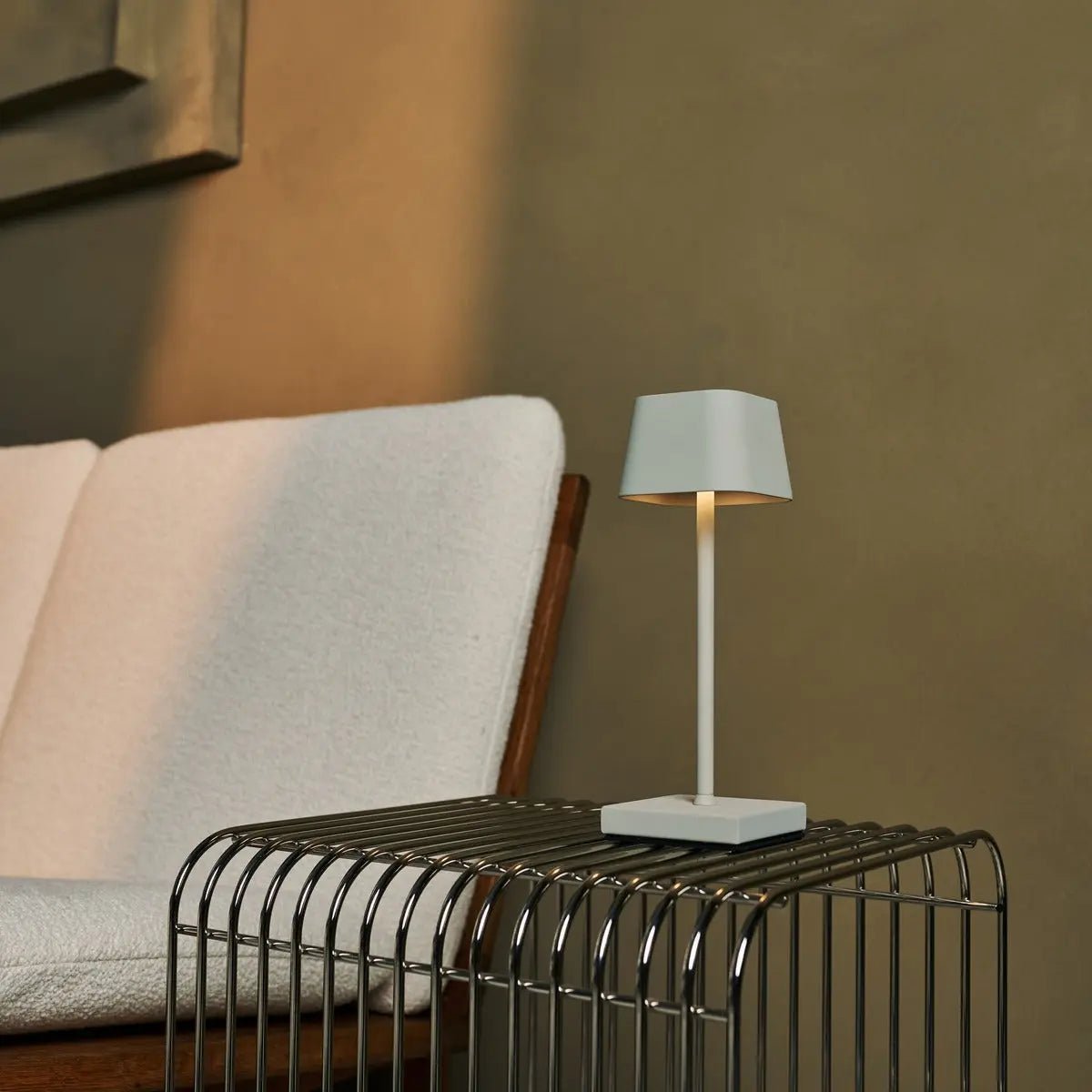 Sarphati Mini Schaduwgrijs Snoerloze Tafellamp | Oplaadbaar via laadstation & 3 lichtmodi