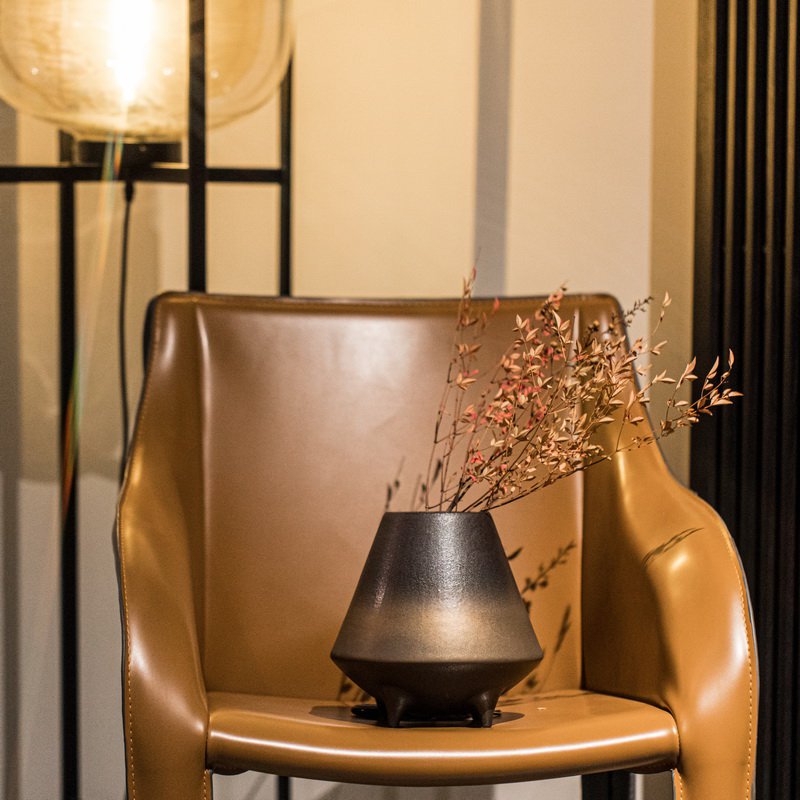 Designvaas OTARU 20 – Brons naar Zwart | Modern Chinees Erfgoed & Sculpturaal Design