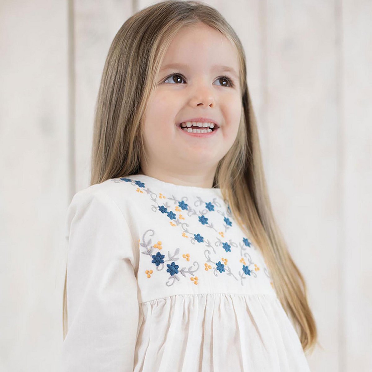 Biologische Vual Babymeisjestuniek met Borduursel – Wit