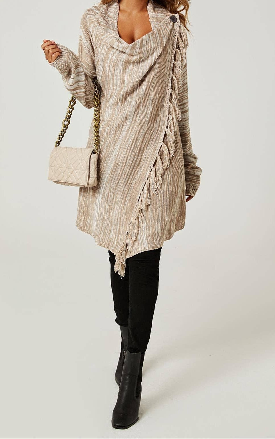 Luxe gebreid damesvest met franjes en knoopdetail – Taupe & beige