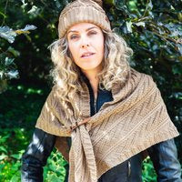 Omslagdoek Fleur Taupe – Warm, gebreid & elegant